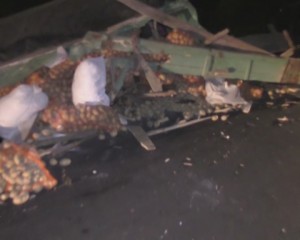 CĂRUŢE SPULBERATE DE UN BMW. ACCIDENTUL S-A SOLDAT CU RĂNIREA A TREI PERSOANE