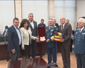 MOMENT EMOŢIONANT LA ŞEDINŢA CJ. GENERALUL FOCA A PRIMIT O DISTINCŢIE DE ONOARE