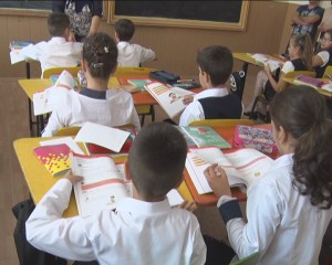 FĂRĂ MANUALE LA CLASA A V-A. ELEVII VOR ÎNVĂŢĂ DUPĂ UN COMPENDIU