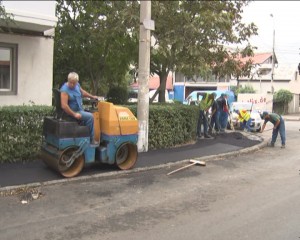 MULT A FOST, PUŢIN A RĂMAS. PE STRADA GÂRLAŞI, SE POATE CIRCULA PE UNUL DINTRE TROTUARE