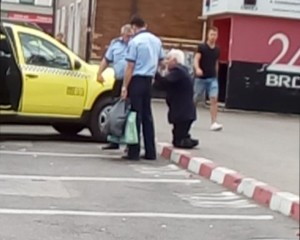 GEST IMPRESIONANT AL POLIŢIŞTILOR LOCALI. AU AJUTAT UN BĂTRÂN FĂRĂ PICIOARE