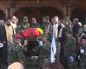 MILITARUL MĂDĂLIN STOICA, ÎNMORMÂNTAT LA CIMITIRUL EROILOR. CONDUS PE ULTIMUL DRUM DE FAMILIE, PRIETENI ŞI CAMARAZI