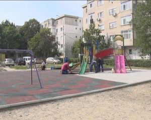 LA JOACĂ ÎN DOROBANŢI. UN LOC DE JOACĂ PROASPĂT REABILITAT VA FI REDAT COPIILOR