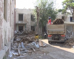 SE DĂRÂMĂ VECHEA MATERNITATE. ÎNCĂ NU S-A STABILIT CUM VA FI FOLOSIT TERENUL