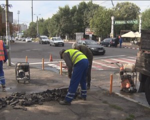 AU ÎNCEPUT LUCRĂRILE LA INTERSECŢIA CRÂNG. AICI VOR FI MONTATE SEMAFOARE CU SENZORI DE TRAFIC