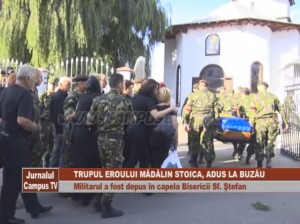 TRUPUL EROULUI MĂDĂLIN STOICA, ADUS LA BUZĂU. MILITARUL A FOST DEPUS ÎN CAPELA BISERICII SF. ŞTEFAN