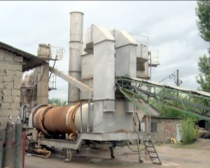 PRIMARUL VREA SĂ SCHIMBE STAŢIA DE ASFALT. CEA VECHE ARE PESTE 35 DE ANI