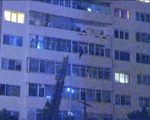 MISIUNE DE SALVARE CA-N FILME. O FEMEIE AMENINŢA CĂ SE ARUNCĂ DE LA ETAJUL 5