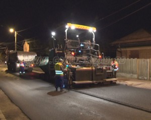 ASFALTĂRI ÎN TOIUL NOPŢII. PE STR. ALEXANDRU MARGHILOMAN S-A LUCRAT ÎN NOCTURNĂ