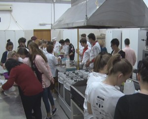 METODE DE GĂTIT ADUNATE DIN 5 ŢĂRI. ECHIPE MIXTE GĂTESC ROMÂNEŞTE