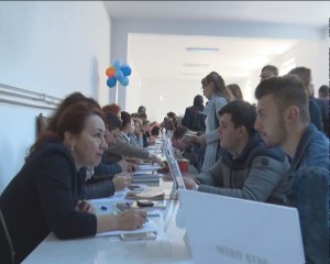 PESTE 1200 DE JOBURI OFERITE LA "BURSA ABSOLVENŢILOR". ŞI-AU ANUNŢAT PREZENŢA 60 DE ANGAJATORI
