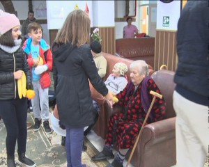 DARURI DE LA COPII PENTRU VÂRSTNICI. ELEVII DE LA "ION CREANGĂ", ÎN VIZITĂ LA COMPLEXUL MARGHILOMAN
