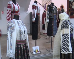50 DE COMORI, LA BUZĂU. "ZESTREA DOMNIŢEI D'IA", EXPOZIŢIE DE COSTUME POPULARE