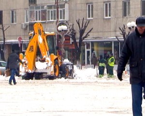 CONŞTIENTIZAŢI SĂ PUNĂ MÂNA PE LOPEŢI. CUM VA FI MOBILIZATĂ POPULAŢIA LA DESZĂPEZIRI?