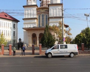 A FOST SPARTĂ CATEDRALA. HOŢII AU INTRAT PE GEAM