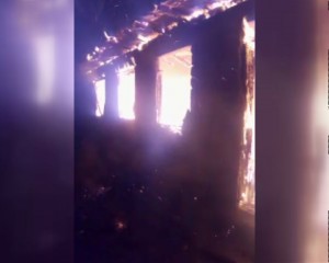 INCENDIU DEVASTATOR LA MOVILA BANULUI. O CASĂ A ARS COMPLET, DIN CAUZA UNEI SOBE DEFECTE