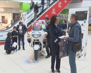 CU MOTOCICLETA POLIŢIEI ÎN MALL. ACŢIUNE PREVENTIVĂ DESFĂŞURATĂ DE I.P.J.