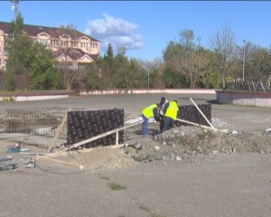 SE LUCREAZĂ LA SKATE-PARK.  PENTRU ÎNCEPUT, VA FI MOBILAT CU ŞASE PIESE.