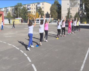 ORE DE SPORT CU MANUAL. PROFESORII PREDAU TEORIA DE PE NOILE CĂRŢI