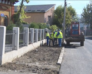 SE ASFALTEAZĂ TROTUARELE. LUCRĂRILE AU ÎNCEPUT DEJA