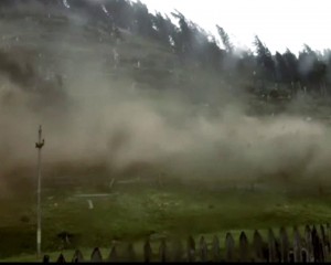 VIJELIE ŞI NINSOARE, LA LOPĂTARI. VÂNTUL A BĂTUT CU PESTE 100 DE KM PE ORĂ