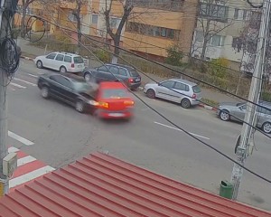 ACCIDENT RUTIER PE SPIRU HARET. IMPACTUL, ÎNREGISTRAT DE O CAMERĂ DE SUPRAVEGHERE