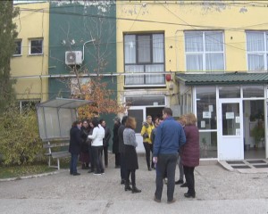 PROTEST SPONTAN LA A.P.I.A. SE TEM CĂ VOR PIERDE LA SALARII, DE LA 1 IANUARIE