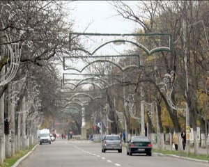 SE ÎMPODOBEŞTE ORAŞUL. LUMINILE DE SĂRBĂTORI SUNT INSTALATE DIN VREME