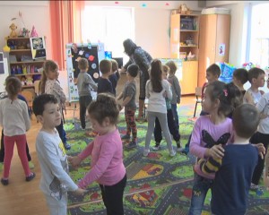 “ASCULTĂ 5 MINUTE DE MUZICĂ CLASICĂ”, LA GRĂDINIŢĂ. VIZITA INIŢIATORULUI PROIECTULUI, CRISTINA COMĂNESCU