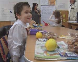 S-A RELUAT PROGRAMUL „CORNUL ŞI LAPTELE”. A ÎNCEPUT DISTRIBUIREA GUSTĂRILOR PENTRU ELEVI
