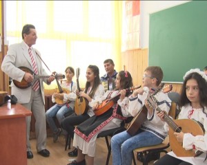 MINICONCERT LA ŞCOALA GRIGORE BAŞTAN. SINGURUL ANSAMBLU DE MANDOLINE DIN BUZĂU