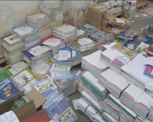 ÎN SFÂRŞIT! AU SOSIT MANUALELE DE CLASA A V-A. REPREZENTANŢII ŞCOLILOR LE RIDICĂ DE LA DEPOZITUL ISJ