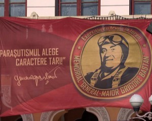 SPECTACOL AL PARAŞUTIŞTILOR MILITARI. MEMORIALUL „GRIGORE BAŞTAN” ŞI-A PREMIAT CÂŞTIGĂTORII
