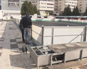 NE DĂM PE GHEAŢĂ, ÎN CENTRUL ORAŞULUI. SE LUCREAZĂ LA INSTALAREA PATINOARULUI MOBIL