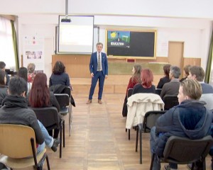 LA COLEGIUL TEHNIC SE BEA CEAI ENGLEZESC. TINERII, PROVOCAŢI SĂ SE IMPLICE ÎN PROBLEMELE COMUNITĂŢII