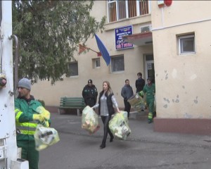 "ECO GRĂDINIŢA MEA". SACUL GALBEN A AJUNS ÎN GRĂDINIŢELE BUZOIENE
