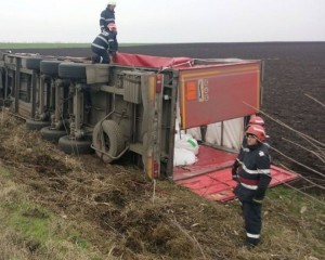 TIR ÎNCĂRCAT CU AZOTAT DE AMONIU, RĂSTURNAT LA PADINA. TRAFIC ÎNCHIS PE O DISTANŢĂ DE 800 DE METRI