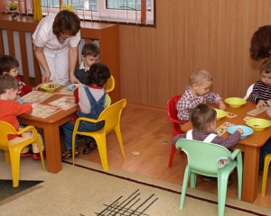 COPIII DE CREŞĂ VOR AVEA EDUCATORI PUERICULTORI. PRIMĂRIA BUZĂU VA INVESTI ÎN SPAŢIILE DIN GRĂDINIŢE