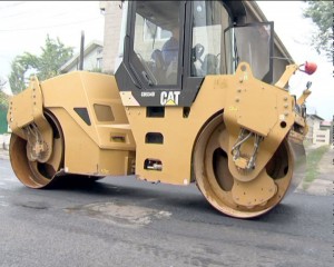 ASFALTAREA MUNICIPIULUI CONTINUĂ. SE VOR ACHIZIŢIONA ŞI UTILAJE NOI PENTRU URBIS