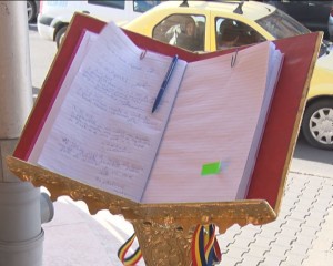 ULTIM OMAGIU ADUS REGELUI MIHAI I. CARTE DE CONDOLEANŢE, PE TREPTELE PRIMĂRIEI