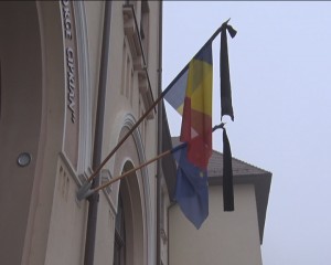 RĂMAS BUN, MAJESTATE! STEAGURILE DIN BUZĂU AU FOST COBORÂTE ÎN BERNĂ