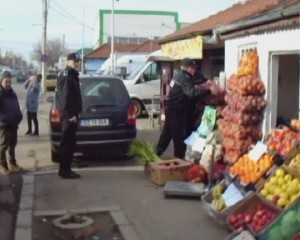 SUTE DE KILOGRAME DE FRUCTE ŞI LEGUME, CONFISCATE. POLIŢIŞTII LOCALI AU ACŢIONAT PE STRADA TRANSILVANIEI