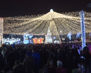S-AU APRINS LUMINILE FESTIVE. PIAŢA DACIA, ARHIPLINĂ, DE 1 DECEMBRIE