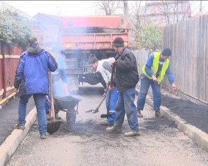 PRESTCOM PROFITĂ DE VREMEA BUNĂ. ÎNCĂ SE LUCREAZĂ LA TROTUARE
