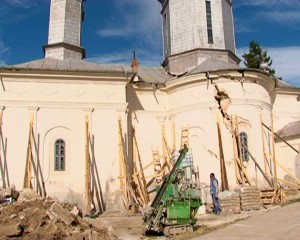 BANI PENTRU CASA MĂICUŢELOR. CONSILIUL JUDEŢEAN A FĂCUT UN CADOU MĂNĂSTIRII RĂTEŞTI