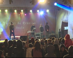 SPECTACOLE RELUATE LA TÂRGUL DE PE PLATOUL DACIA. ÎN CIUDA FRIGULUI, BUZOIENII AU VENIT ÎN NUMĂR MARE