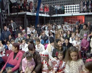 SURPRIZE LA TEATRU. MOŞ NICOLAE ŞI MOŞ CRĂCIUN VOR ADUCE DARURI COPIILOR