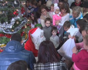 ZÂMBETE LA PEDIATRIE. MOŞ CRĂCIUN A DUS DARURI LA SPITALUL JUDEŢEAN