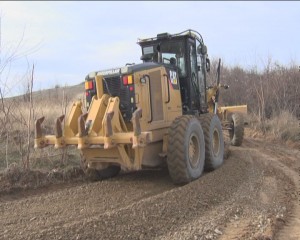 DRUMURI REABILITATE LA VERNEŞTI. ASFALTĂRILE SE REIAU ÎN PRIMĂVARĂ