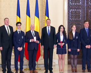 BUZOIENI LA COTROCENI. TREI INSTITUŢII DE ÎNVĂŢĂMÂNT DIN BUZĂU AU FOST DECORATE DE PREŞEDINTE